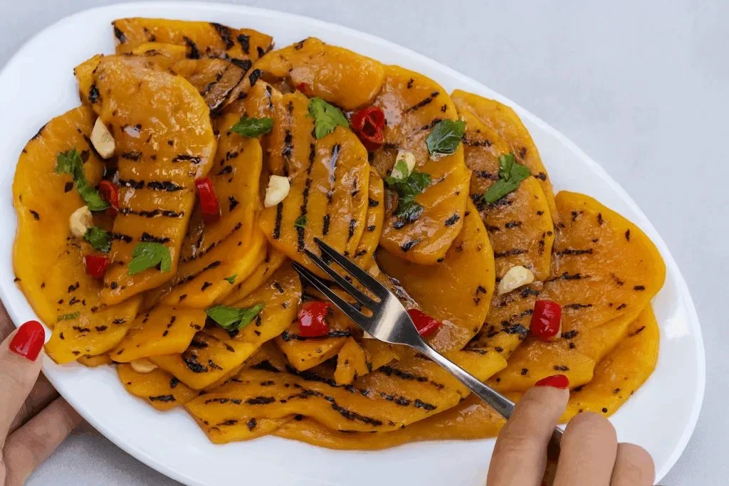 Abóbora grelhada temperada, saudável e deliciosa com apenas 145 calorias por porção.