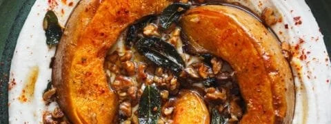 Abóbora assada com creme de feijão em um prato apetitoso.