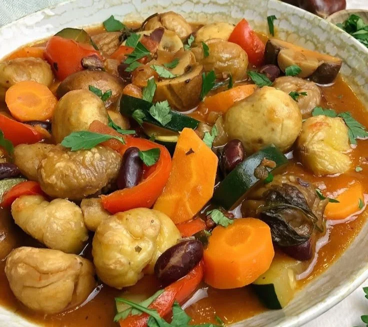 Bowl de guisado de cogumelos e castanhas, prato delicioso e nutritivo.