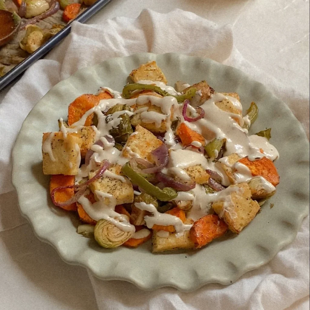 Legumes assados de outono com molho de tahine em assadeira