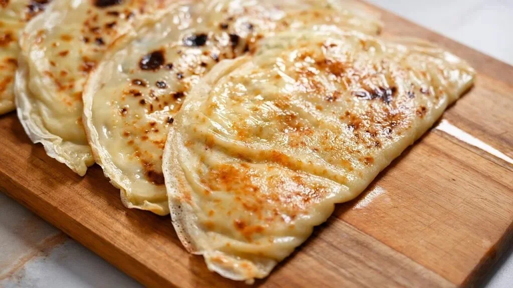 Outra coisa que pão! Estes pãezinhos de ricota são macios, leves e prontos na frigideira sem fermentação (desaparecem assim que os coloco na mesa)