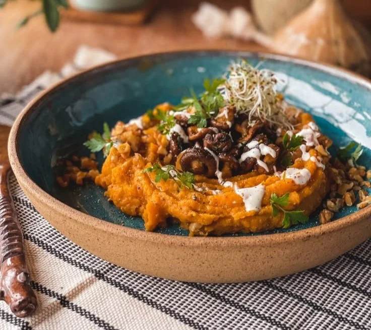 Purê de batata-doce laranja com cogumelos acebolados e nozes, prato saudável