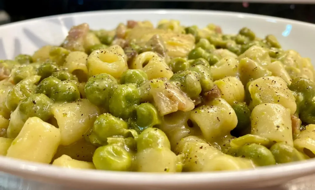 Risoto cítrico com creme de camarões, prato saboroso e refrescante.