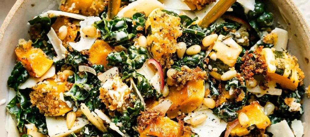 Salada Caesar de Outono com Croutons de Abóbora Delicata Assada, prato colorido e saudável