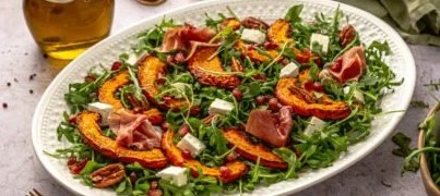 Salada de abóbora assada com presunto, prato colorido e nutritivo.