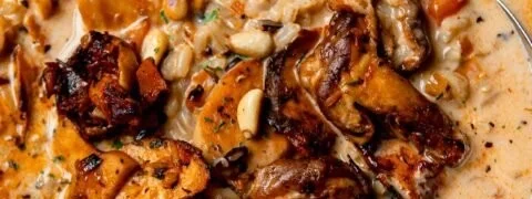 Sopa de arroz selvagem com cogumelos frescos e ervas aromáticas.