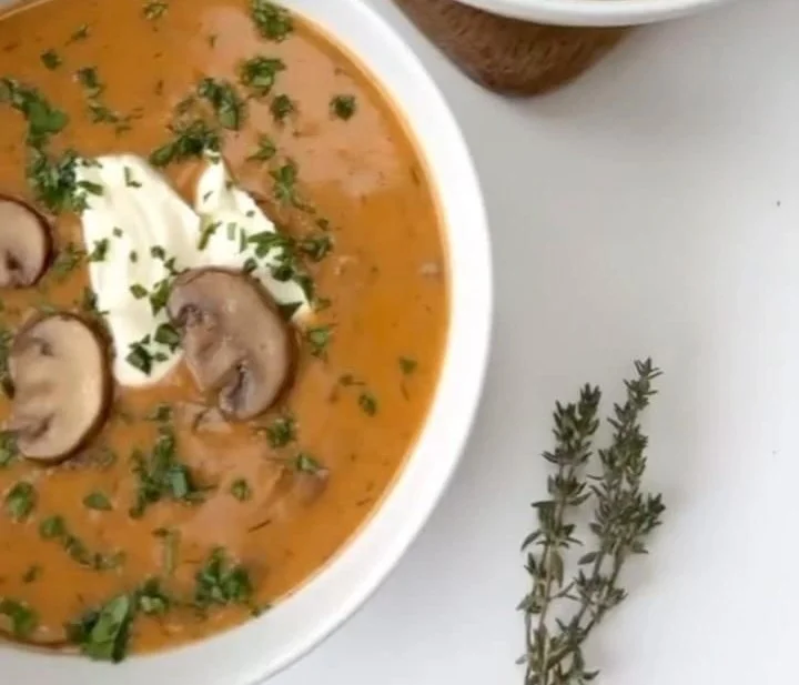 Sopa de cogumelos cremosa servida em um prato branco