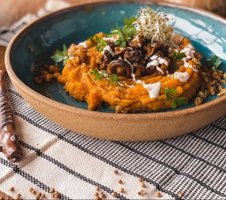 Receita de purê de batata-doce com cogumelos salteados e nozes