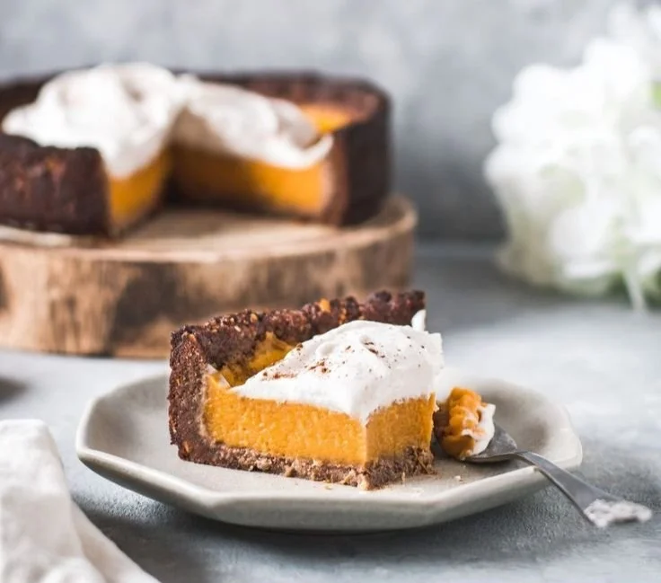 Tarta de abóbora saudável em prato decorativo, ideal para sobremesa nutritiva.